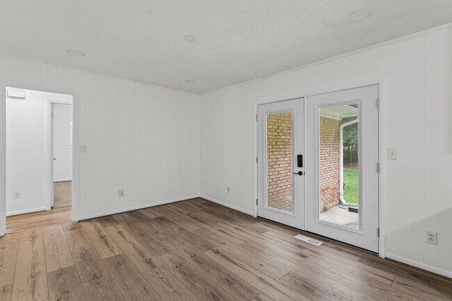Building Photo - 6096 Hillpine Dr