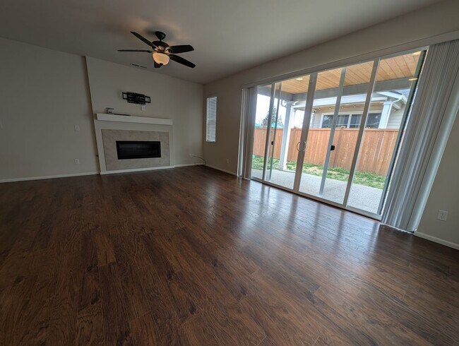 Building Photo - One Story Living in Port Orchard! Large 3 Bedroom Available for Rent!