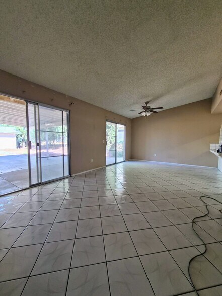 Building Photo - 8834 Palmetto Ave