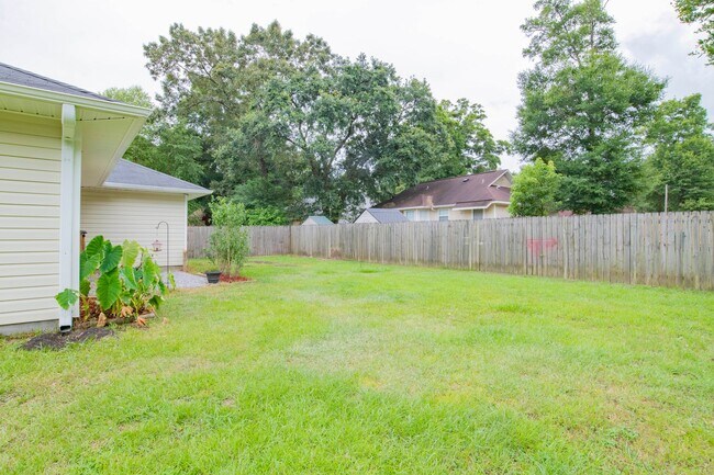 Building Photo - Centrally located 3 bedroom home