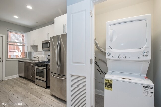 Building Photo - 637 E 49th St