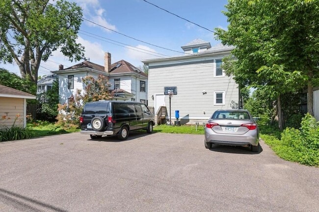 Building Photo - 3023 Dupont Ave S