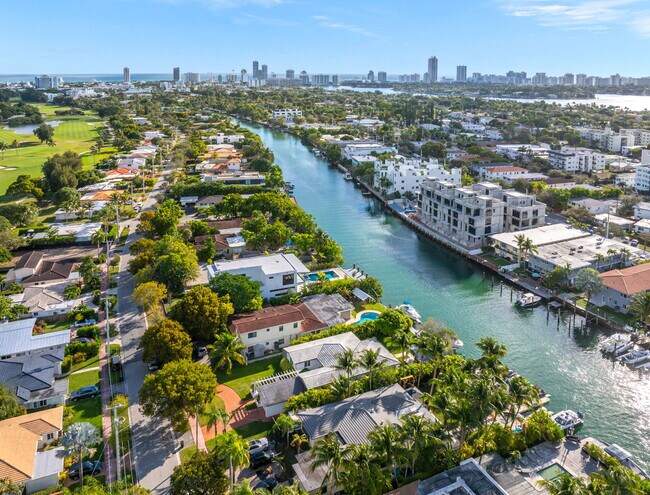 Building Photo - 950 S Shore Dr