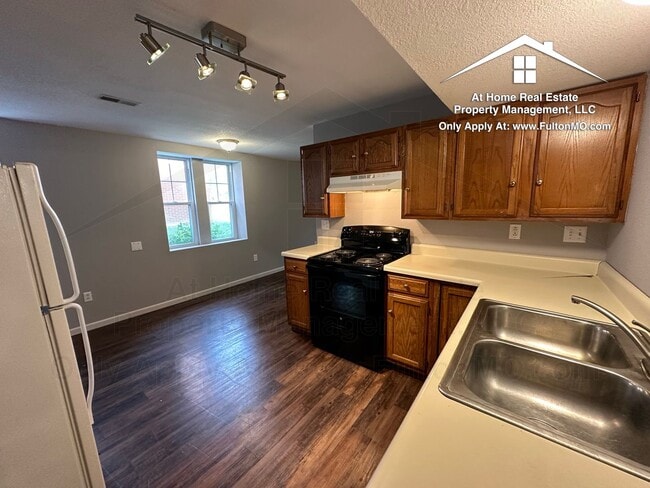 Building Photo - 101 E 10th St