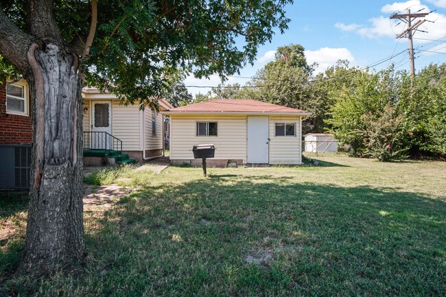 Building Photo - 433 Showalter Dr