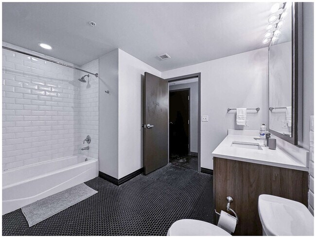 Building Photo - 555 Evergreen St