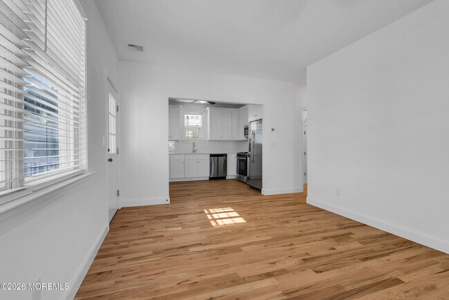 Building Photo - 132 Bay Ave