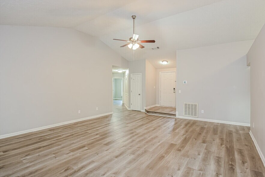 Building Photo - 110 River Oaks Dr