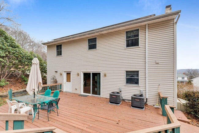 Building Photo - Family-Friendly 4-Bed Home with Pet-Friendly Yard and Pool in a Quiet Neighborhood