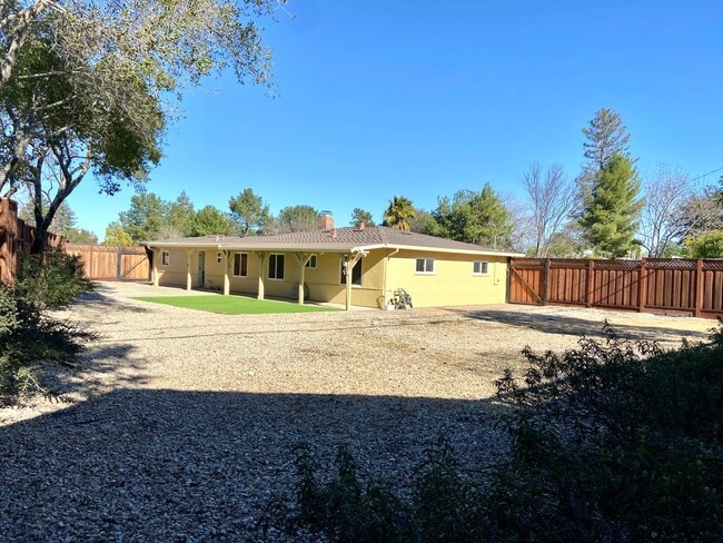 Building Photo - Charming House on 1/3 acre in El Quito Neighborhood!