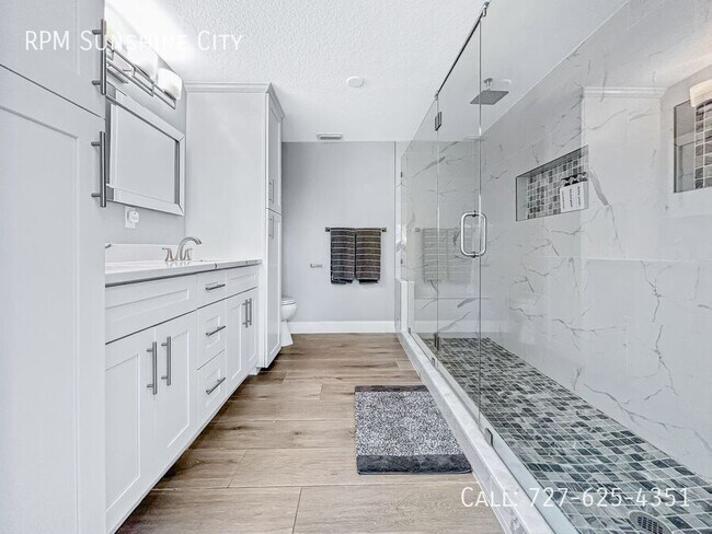 Building Photo - 3033 Pineview Dr