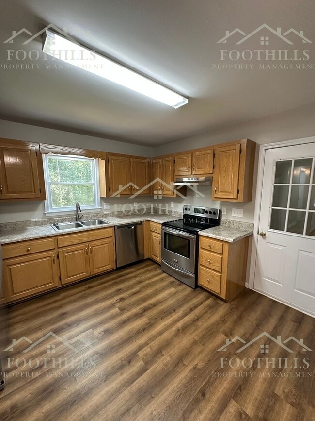 Building Photo - Comfort & Space in a Great Location! 3-Bed...