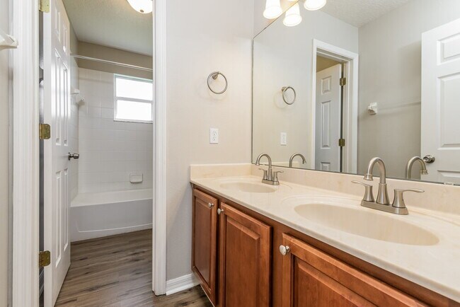 Building Photo - 349 Aldershot Ct