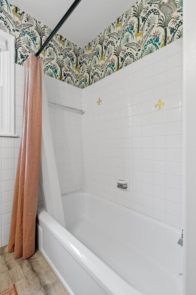 Building Photo - Charming 3 Bedroom Home Golden Valley