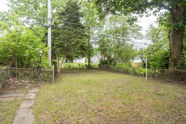 Building Photo - Charming 3 Bedroom 2 Bathroom Home