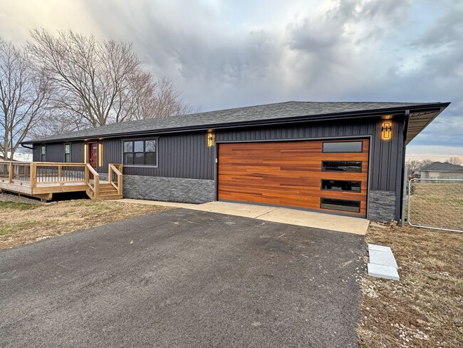 Building Photo - Sleek and Stylish 3 Bedroom Home Available!