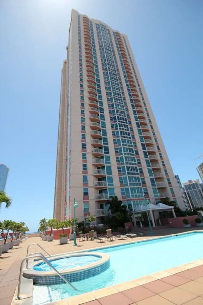Building Photo - 1 bed, 1 bath, 1 parking with a lanai, loc...