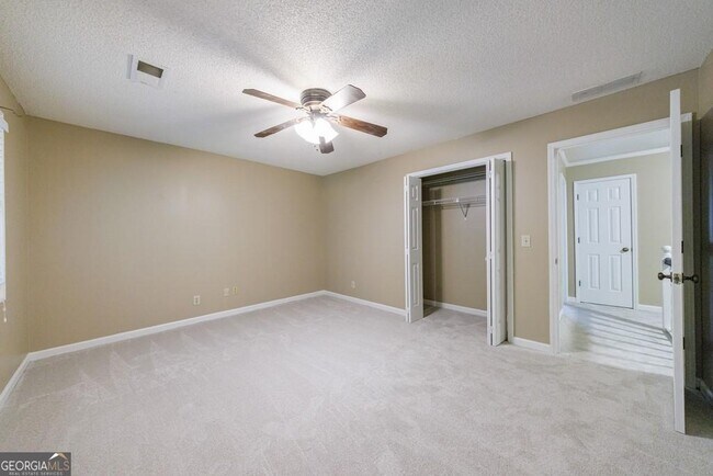 Building Photo - 10565 Shallowford Rd