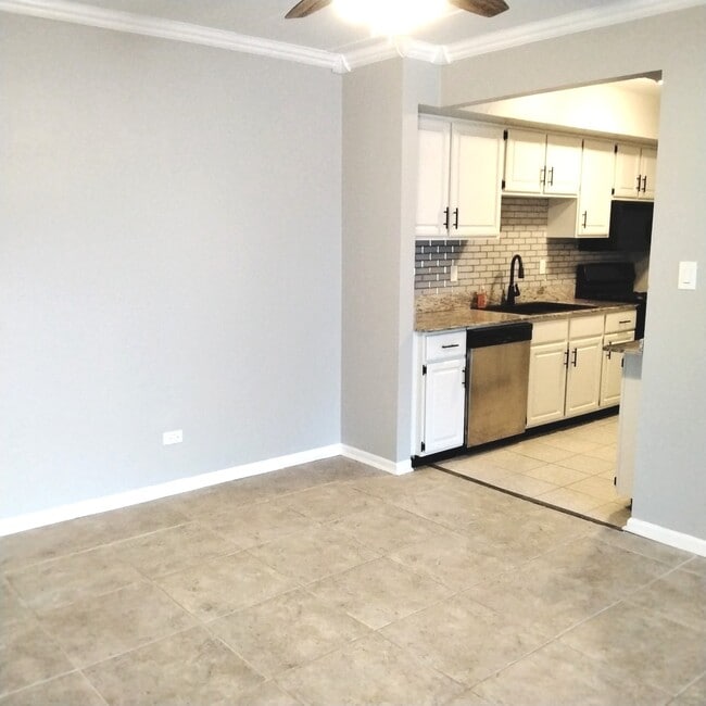 Building Photo - 10910 Kilpatrick Ave