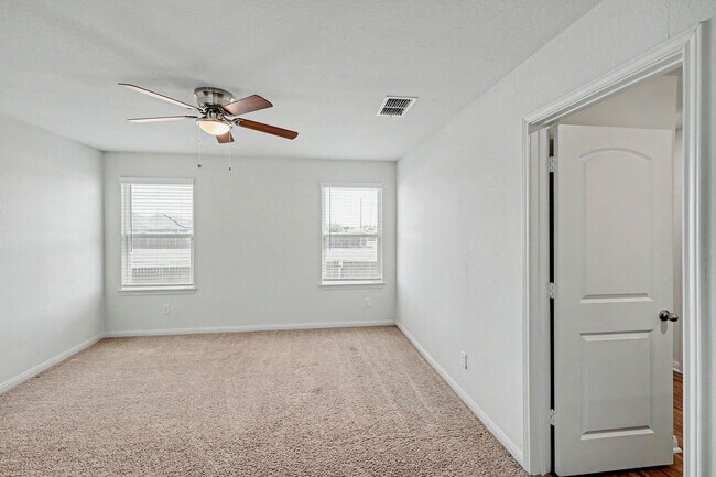 Building Photo - 2 Week Free Move-In Special! 3 Bed / 2 Bath in Luckey Ranch – Hardwood Floors + Fridge, W/D Included