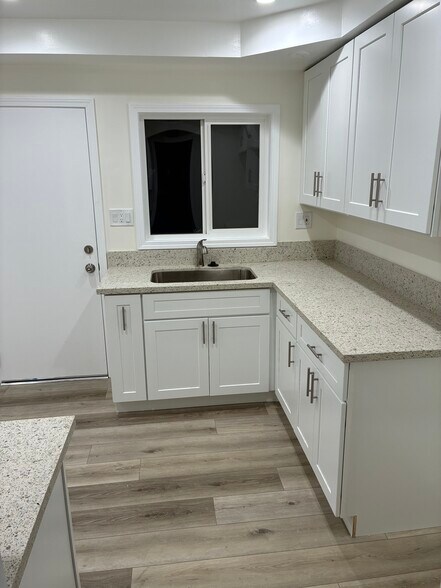 Building Photo - 12300 Manor Dr