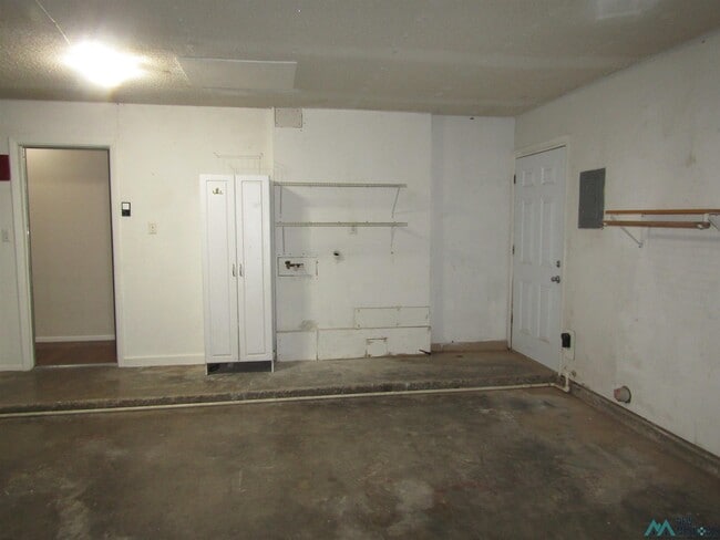 Building Photo - 1707 W Currier Ave