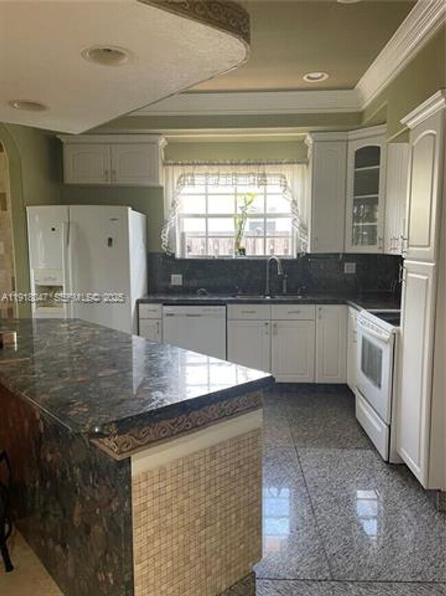 Building Photo - 232 SW 7th Ave