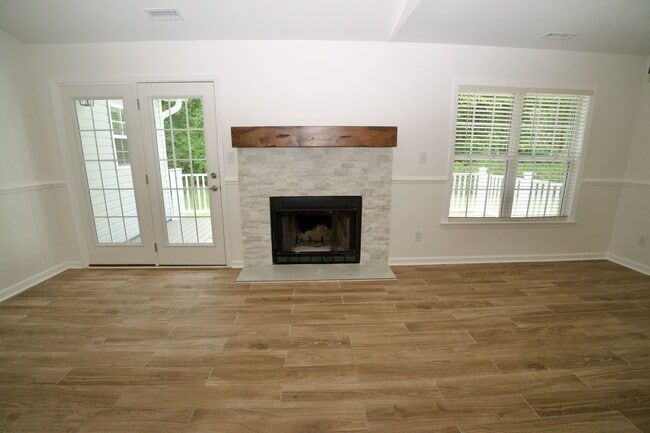 Building Photo - 210 Hayden Pl