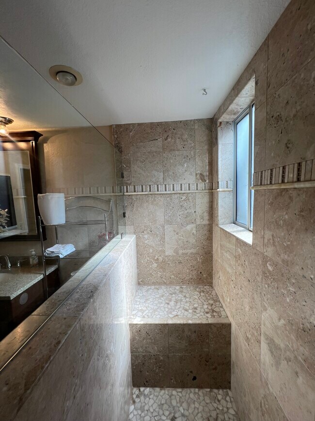 Building Photo - 933 Edgewood Cir