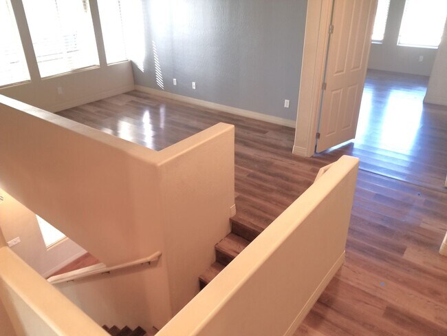 Building Photo - Beautiful, Pet Friendly, Multi-level, 2110 sqft, Luxury Townhouse w/A/C! 3 Bed, 2.5 Bath, + Loft ...