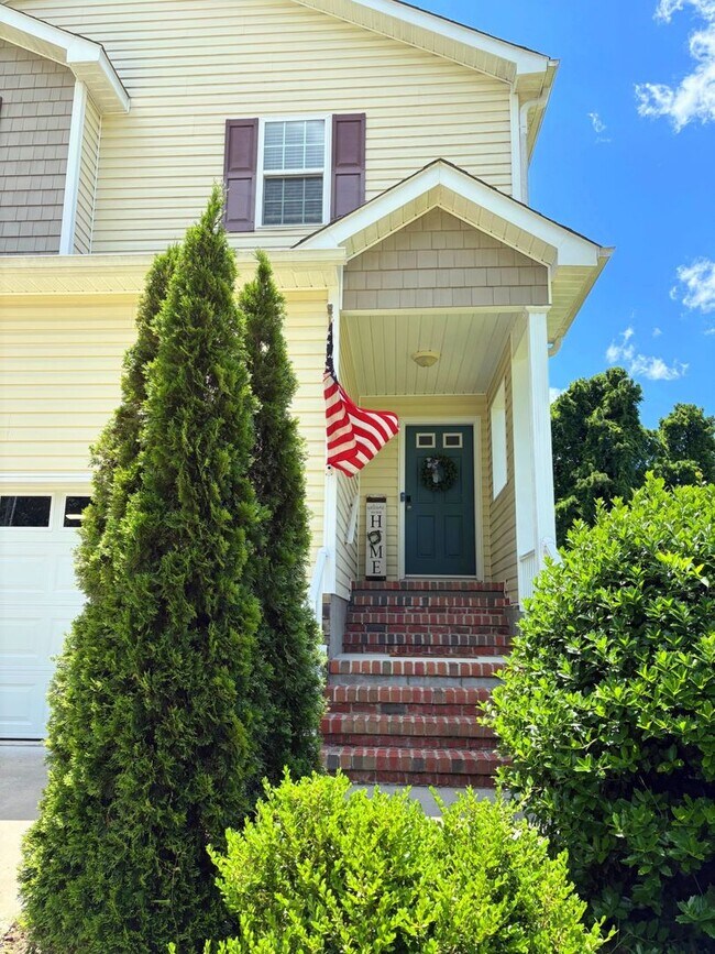 Building Photo - $500 OFF 1st Month's Rent if Leased by 07/...