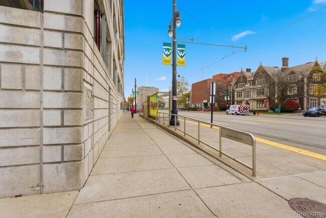 Building Photo - 15 E Kirby St