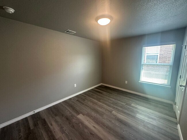 Building Photo - 3Bed/2Bath
