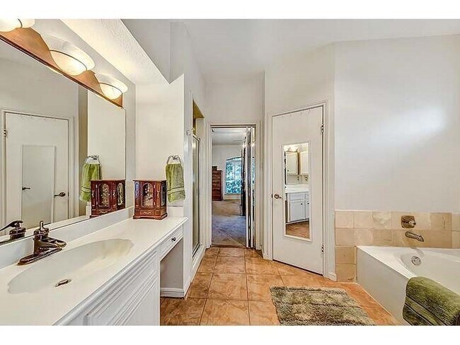 Building Photo - 2442 Hodges Bend Cir