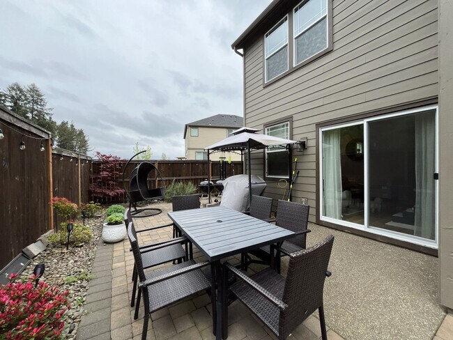 Building Photo - Open Concept 4BR Home with Island Seating, Loft & Spacious Living Room