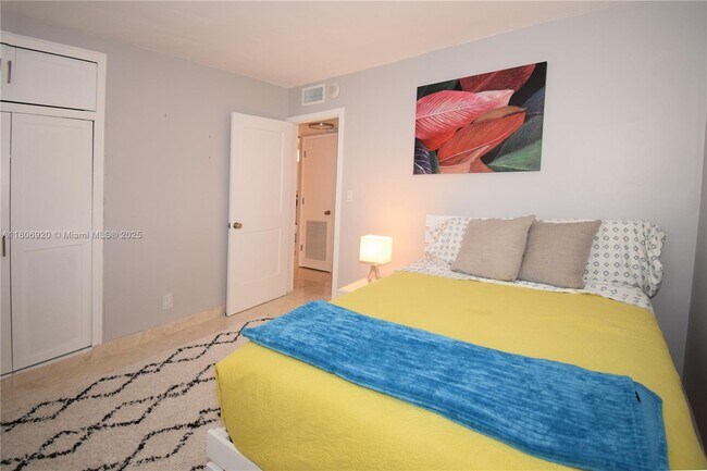 Building Photo - 1069 Hillsboro Mile