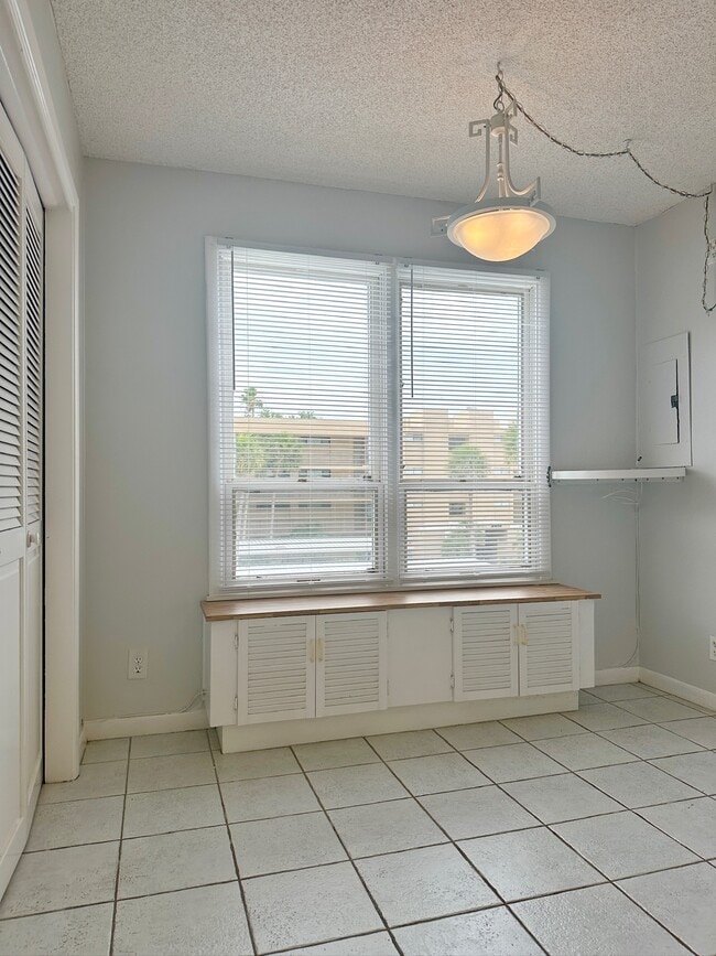 Building Photo - 2617 Cove Cay Dr