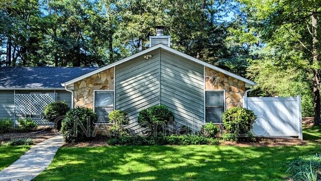 Building Photo - 1050 Mathews Ct