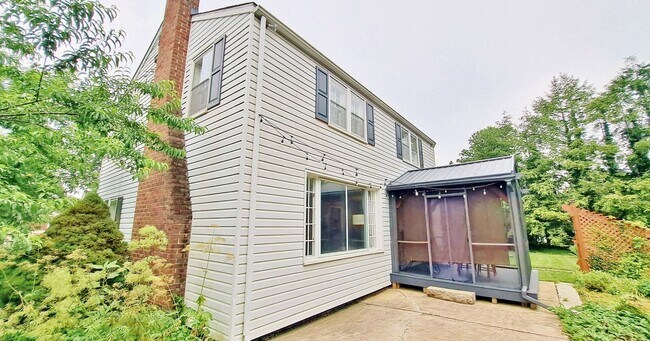 Building Photo - Fully Furnished 4 Bed / 1-1/2 Bath Single ...