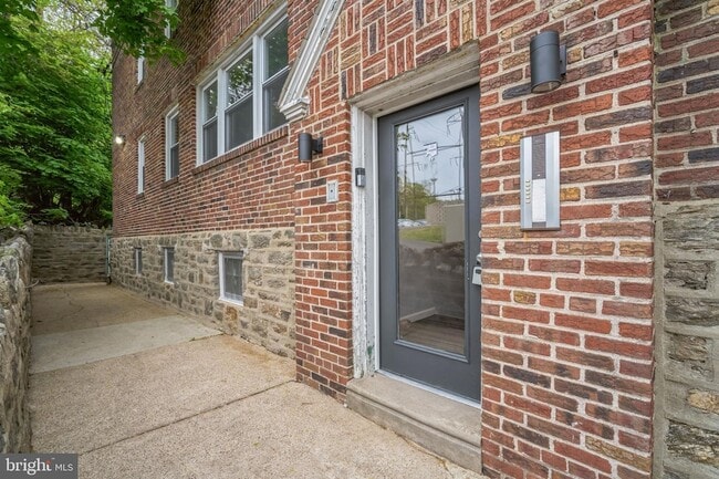 Building Photo - 2137 Bryn Mawr Ave