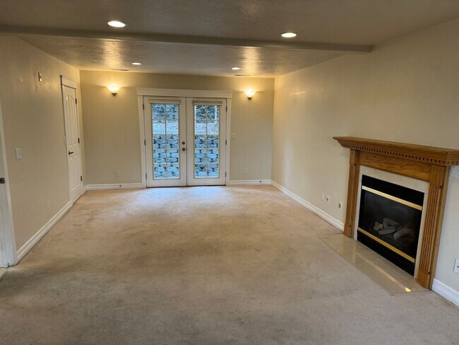 Building Photo - Beautiful large house in the South Hills!