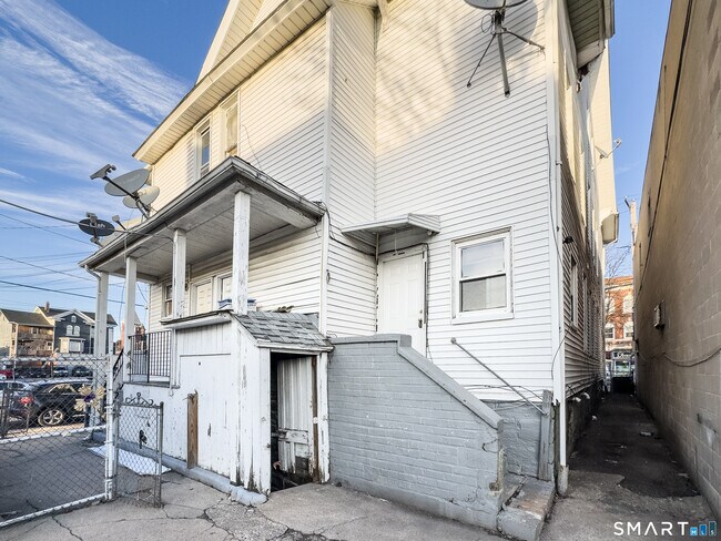 Building Photo - 1995 Main St