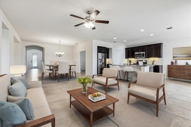 Building Photo - 6805 Leonardo Dr