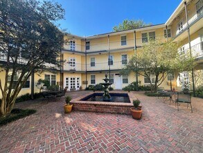 Building Photo - St Charles Ave 1BR with OFF STREET parking...