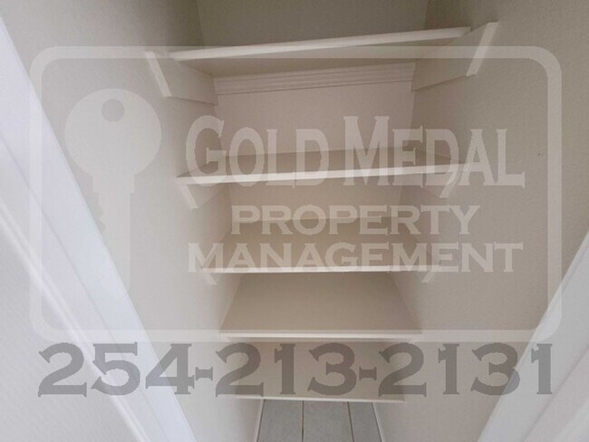 Building Photo - Charming 4-Bed, 2-Bath now available for r...