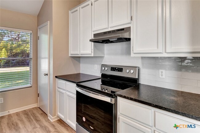 Building Photo - 515 Versailles St
