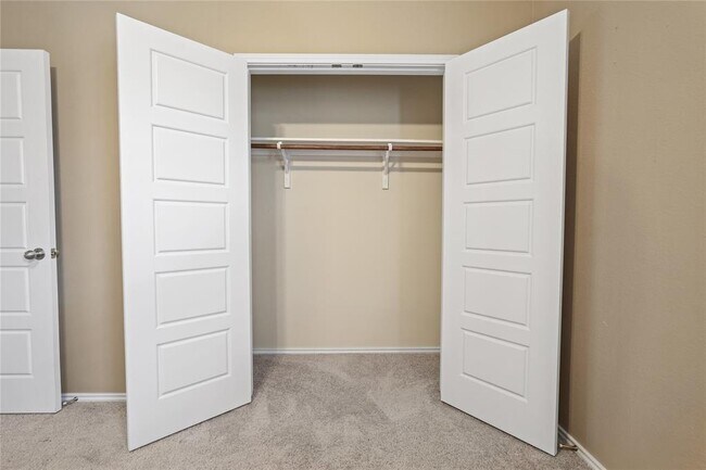 Building Photo - 204 Sawtooth Dr