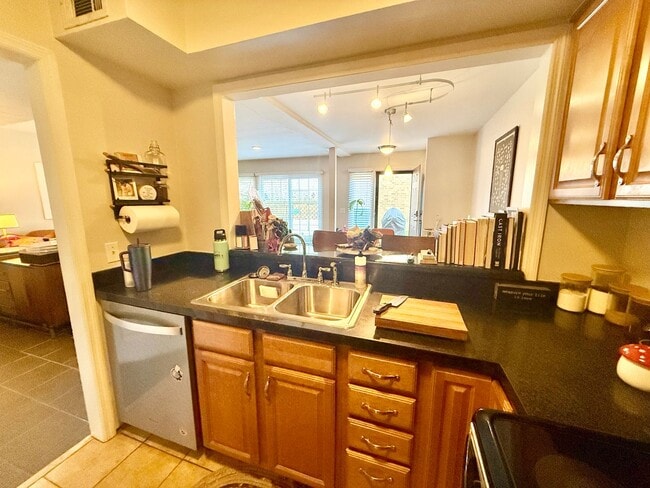 Building Photo - Walkable Green Hills Condo- 2 Bed 1.5 Bath $2000/mo