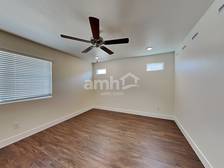 Building Photo - 955 Moorside Ave
