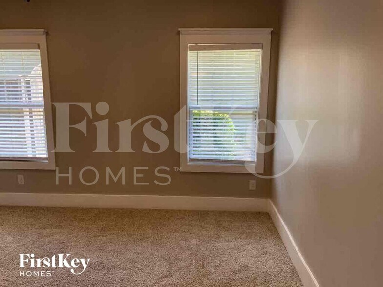 Building Photo - 3330 Sawyer Dr